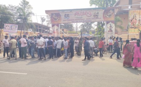 ମଣ୍ଡି ସମସ୍ୟା ନେଇ କାଲିମେଳା ବ୍ଲକ ଆଗରେ ଚାଷୀ ଧାନ ବସ୍ତା ରଖି ରାସ୍ତା ଅବରୋଧ