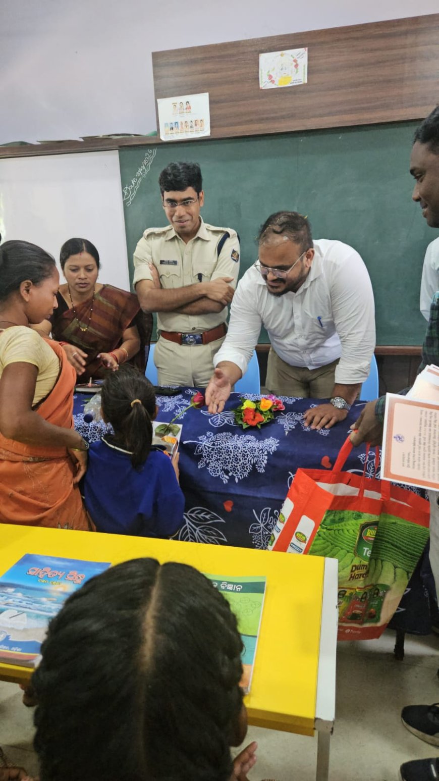 ମାଲକାନଗିରିରେ ଶିକ୍ଷାର ନୂତନ ଅଧ୍ୟାୟ* ଜିଲ୍ଲାପାଳ ଓ ବରିଷ୍ଠ ଅଧିକାରୀଙ୍କ ଦ୍ୱାରା ପ୍ରବେଶ ଉତ୍ସବ ଓ ଖଡ଼ିଛୁଆଁ ନିମନ୍ତ୍ରଣ ପତ୍ର ବଣ୍ଟନ*