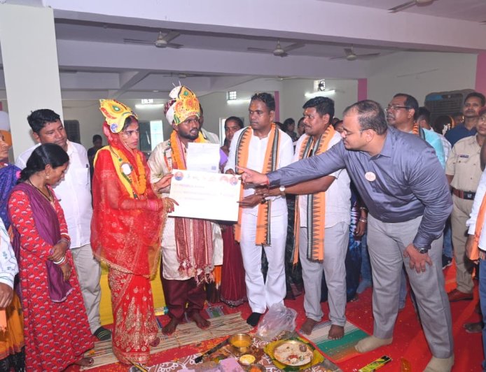 ମାଲକାନଗିରିରେ ମୁଖ୍ୟମନ୍ତ୍ରୀ କନ୍ୟା ବିବାହ ଯୋଜନା ଅନୁଷ୍ଠିତ*ସରକାରୀ ସହାୟତାରେ ନୂତନ ଜୀବନ ଆରମ୍ଭ କଲେ ୧୭ ନବଦମ୍ପତି*