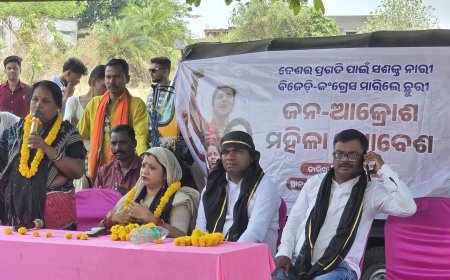 ମହିଳା ବିରୋଧୀ ଆଭିମୁଖ୍ୟ ପାଣ୍ଡ୍ରିପାଣି ଠାରେ ମହିଳା ଆରକ୍ଷଣ ବିଲକୁ ବିରୋଧ ପ୍ରତିବାଦରେ ବିଶାଳ ଜନ ଆକ୍ରୋଶ ପଦଯାତ୍ରା