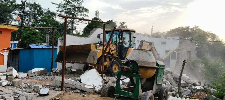 ଚିତ୍ରକୋଣ୍ଡାରେ ପ୍ରଶାସନର ବଡ଼ କାର୍ଯ୍ୟାନୁଷ୍ଠାନ: ଚାଲିଲା ବୁଲ୍‌ଡୋଜର, କୋଟିଏରୁ ଅଧିକ ମୂଲ୍ୟର ସରକାରୀ ଜମି ଜବରଦଖଲ ମୁକ୍ତ*