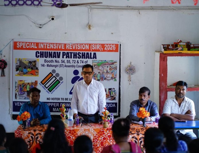 *ସ୍କୁଲ ପିଲାଙ୍କ କ୍ଲାସରୁମରେ ଏବେ ଚୁନାବ ପାଠଶାଳା* ମାଲକାନଗିରିରେ ଭୋଟରଙ୍କୁ ସଚେତନ କରୁଛି ଜିଲ୍ଲା ପ୍ରଶାସନ