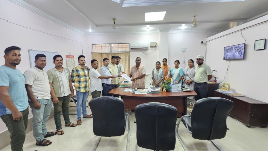 ରାଜସ୍ୱ କର୍ମଚାରୀଙ୍କ ‘ମିଶନ ସ୍ଵାଭିମାନ’ ।୨୫ରୁ ଅନଲାଇନ କାର୍ଯ୍ୟ ବନ୍ଦ, ଜୁଲାଇ ୧ ରୁ ଗଣଛୁଟିର ଚେତାବନୀ । ୨୨ ତାରିଖ ରୁ ପିନ୍ଧିଲେ କଳା ବ୍ୟାଚ ।